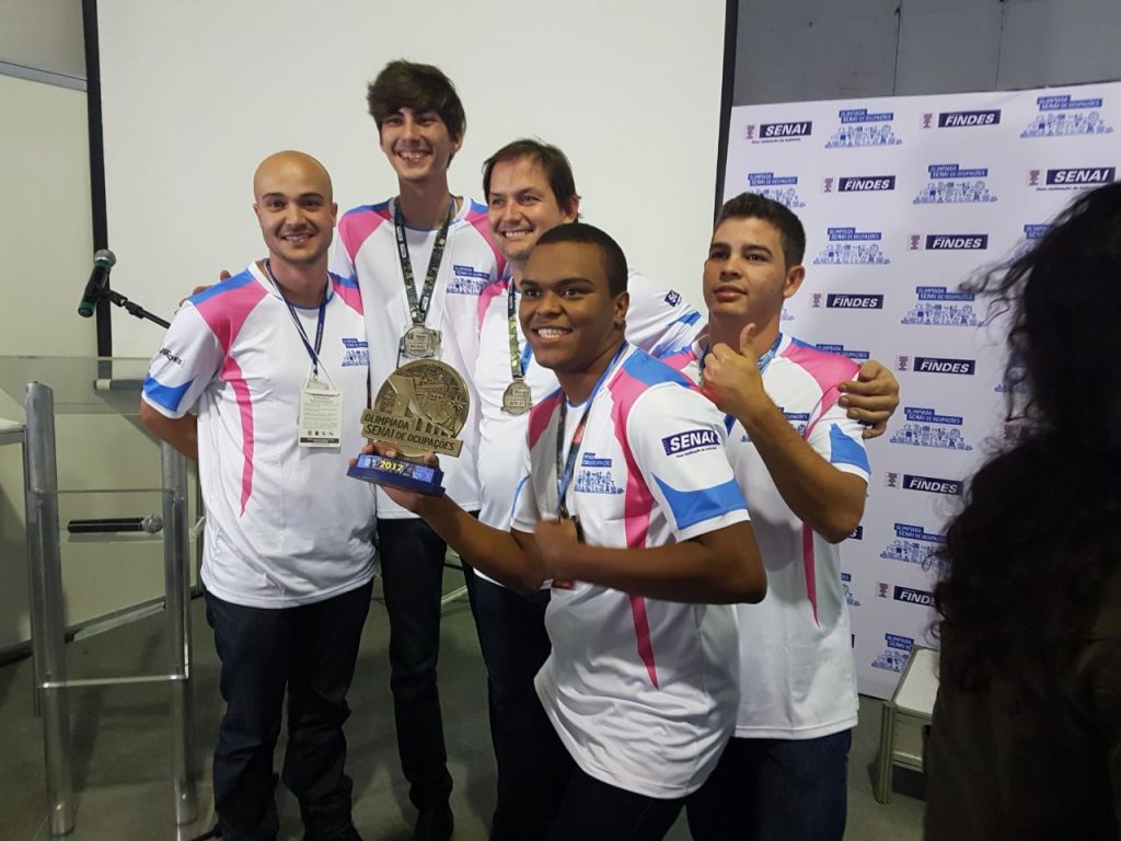 Alunos do Senai-ES comemoram a classificação para a etapa nacional na seletiva da World Skills